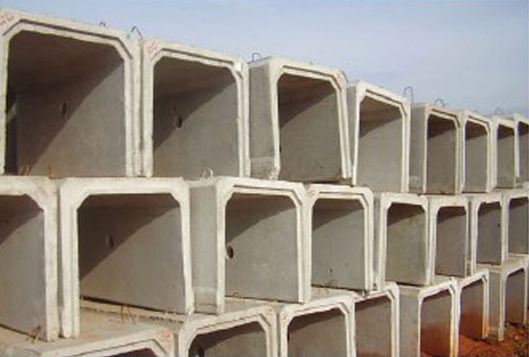 Susunan stok U-Ditch precast di yard