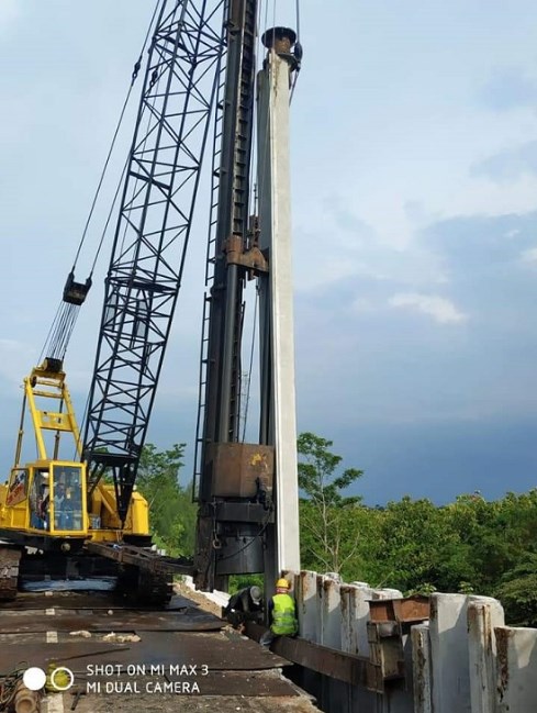 Proses pemancangan sheet pile beton di proyek infrastruktur