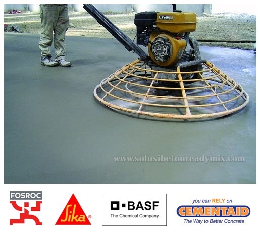 Aplikasi floor hardener dengan trowel pada beton segar