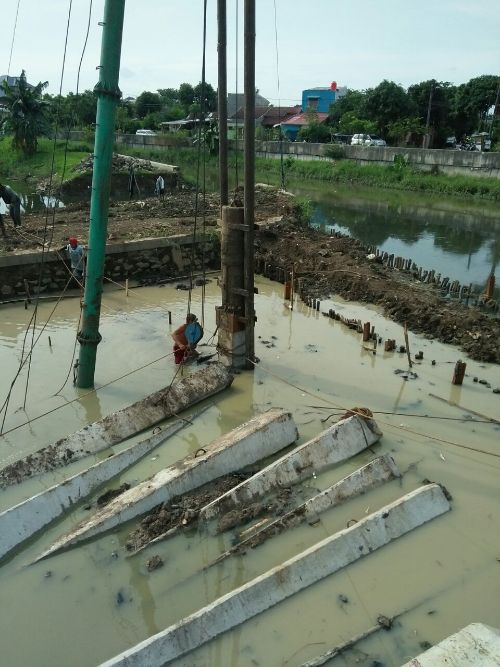 Pemancangan mini pile memakai labrang
