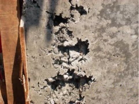 Kolom beton keropos