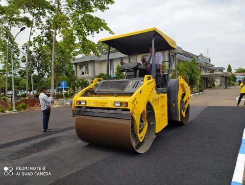 Roller pemadatan aspal hotmix pada pekerjaan jalan