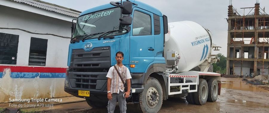 Truk mixer beton reguler kapasitas 7 sampai 9 meter kubik