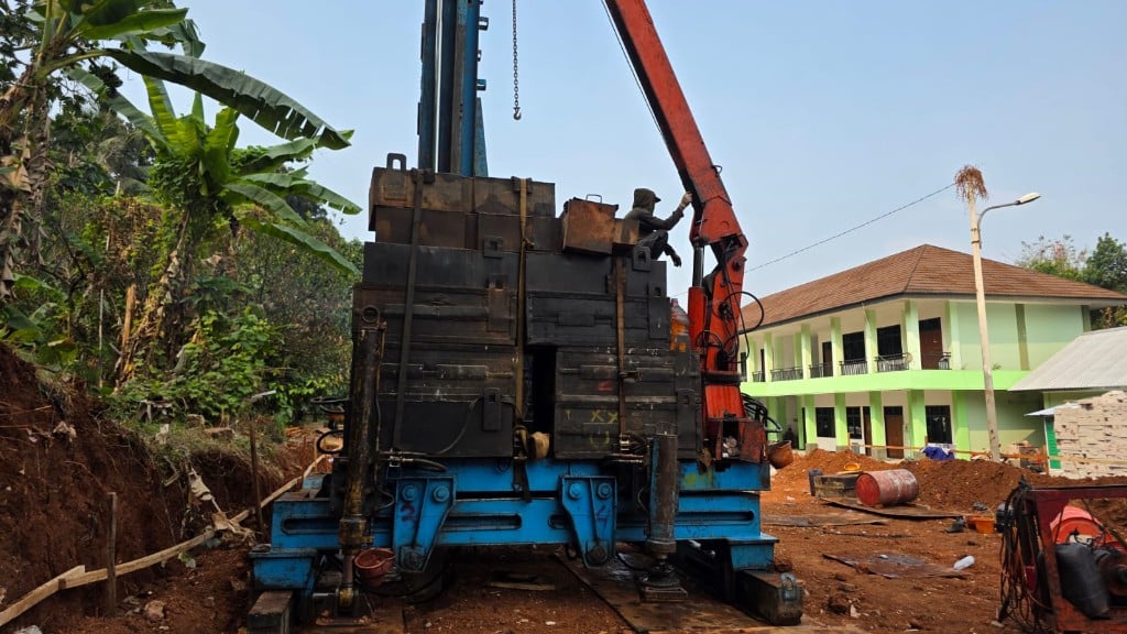 Pemancangan hydraulic jack di MTsN 18 Jakarta